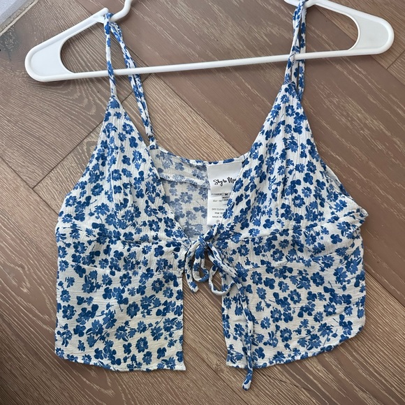 Isabelles cabinet blue and white tie top - Picture 2 of 3